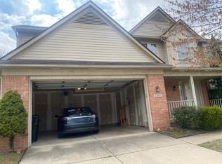 22085 Cherrywood Rd, Woodhaven, MI 48183