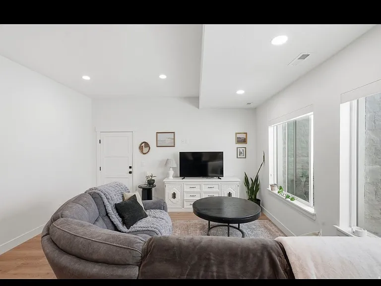 S Halcom Dr — Photo 5