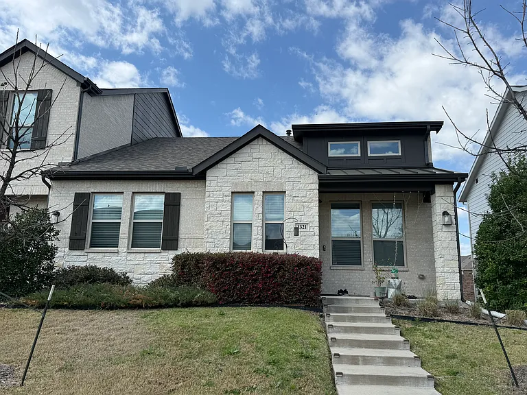 1321 Pebblebrook Ln — Photo 1