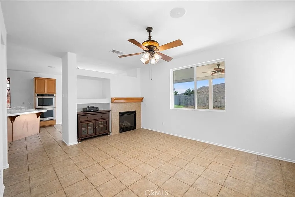 4 bed, 1839 sqft, $4,395 — Photo 4