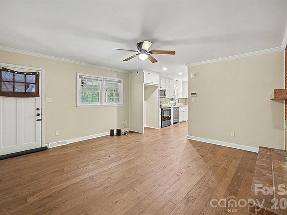 4th image of 304 Gregory Rd