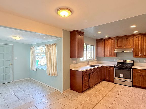 3rd image of 5121 Barstow St