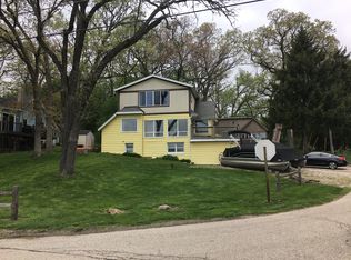 7870 W Lakeshore Dr, Burlington, WI 53105