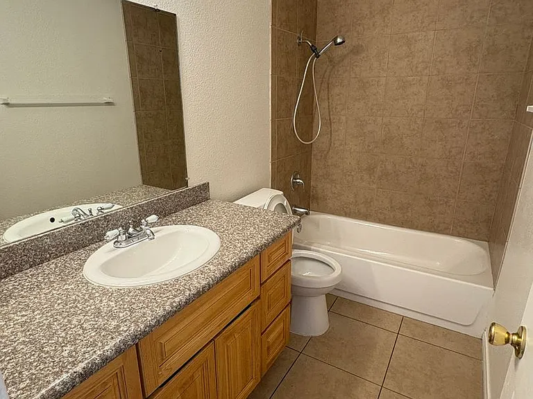 1007 E Deodar St #D — Photo 16