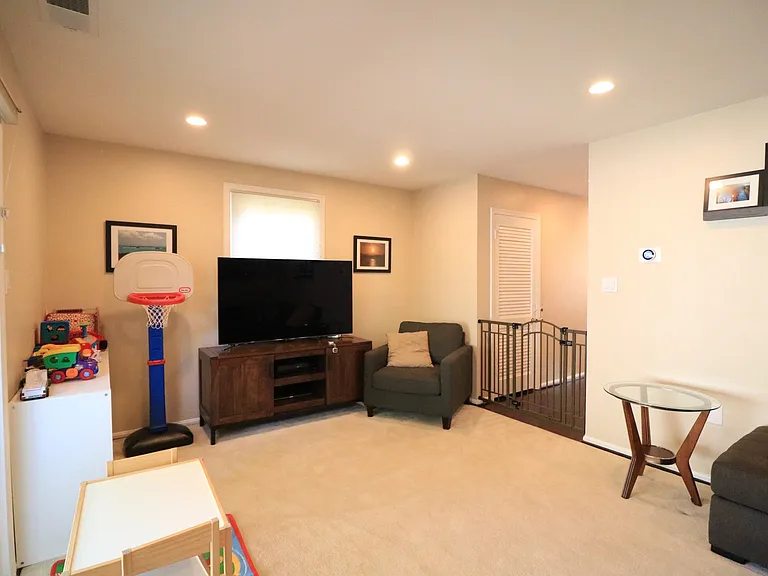 748 Azalea Dr — Photo 15