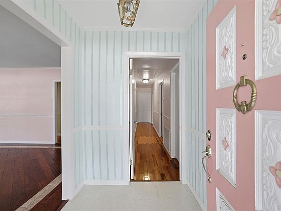 5th image of 10402 Shadow Wood Dr
