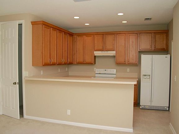 4th image of 2327 SE Ruskin Dr