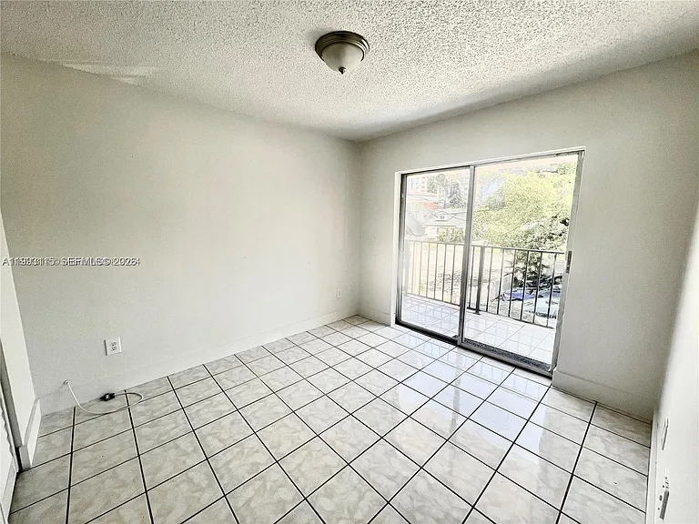 951 SW 7th St #4 — Photo 16