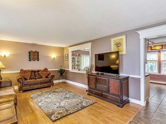 4th image of 10 Martha Ln