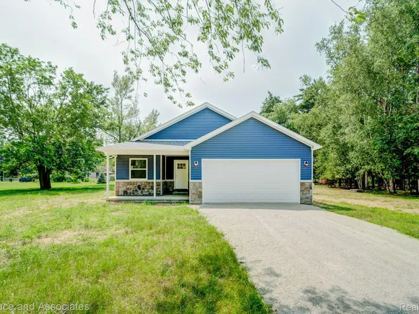 15 Hannah Ave, Croswell, MI 48422