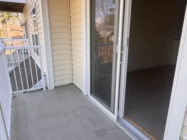 26 Schoolhouse Dr Unit 204, West Hartford, CT 06110