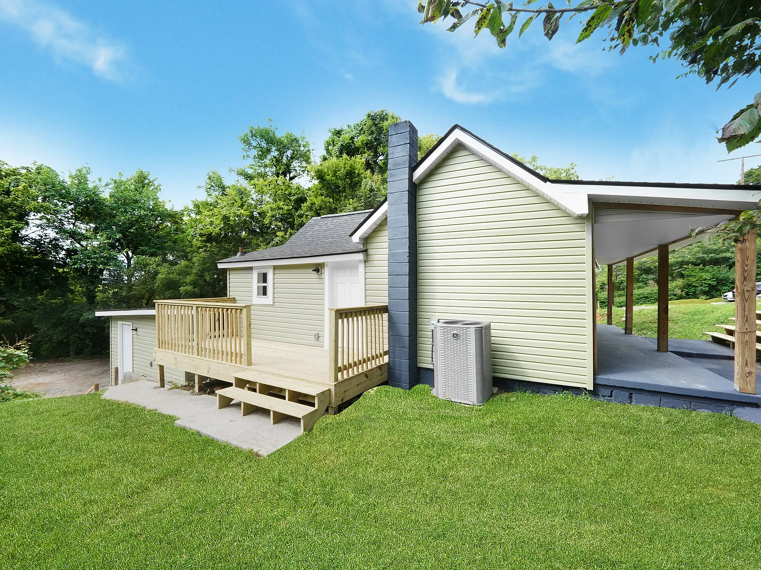 4220 Skyline Dr — Photo 2