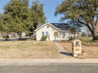 1301 Cedar St, Hearne, TX 77859
