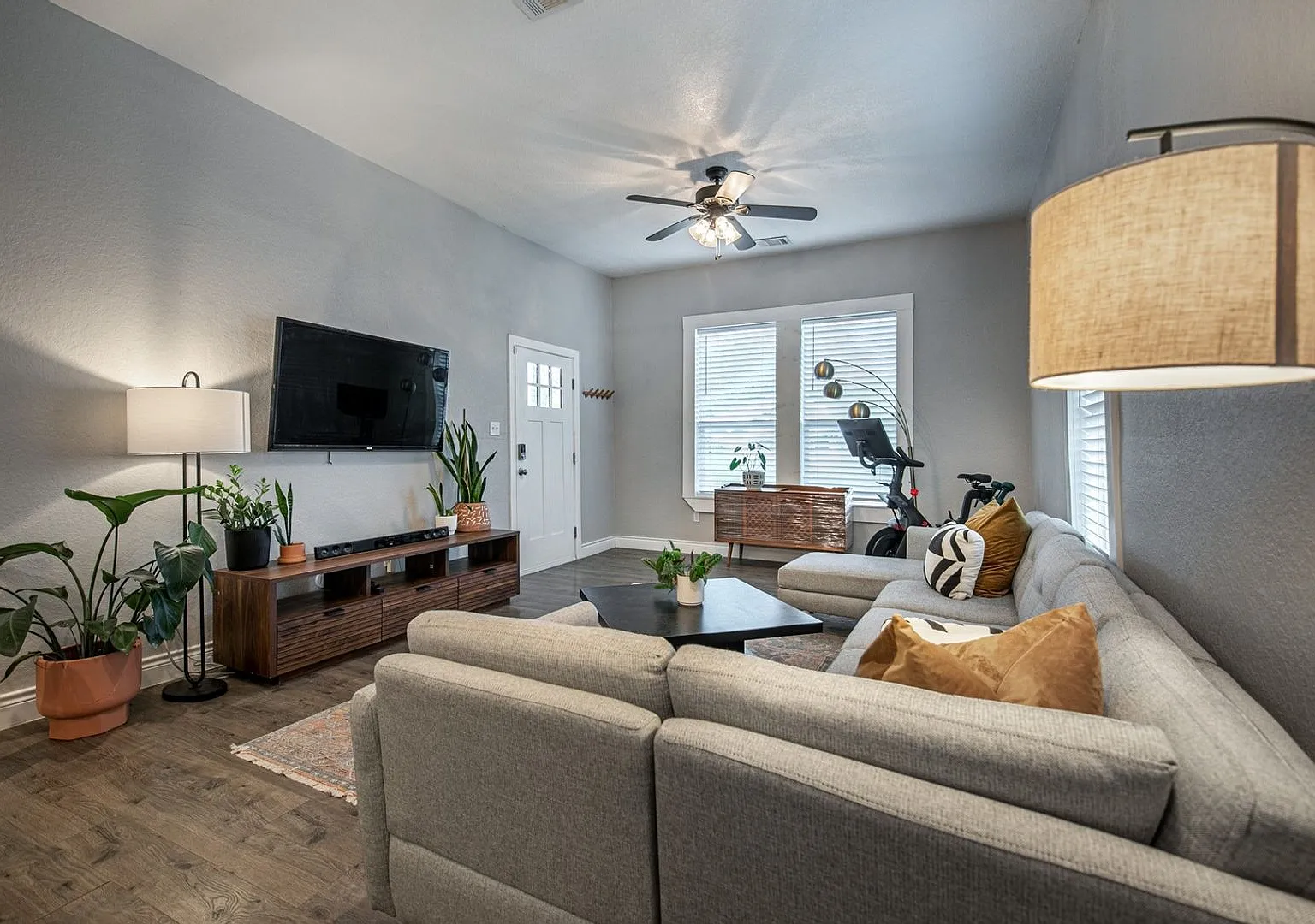 Charming 3BR 2BTH House Near Downtown San Antonio — Photo 2