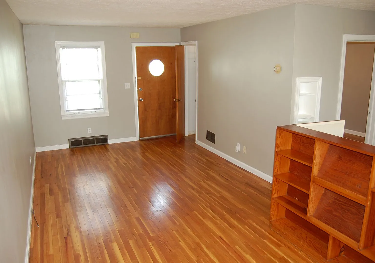 2620 Sumner St — Photo 4