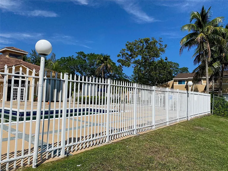 450 Palm Cir W #301 — Photo 21