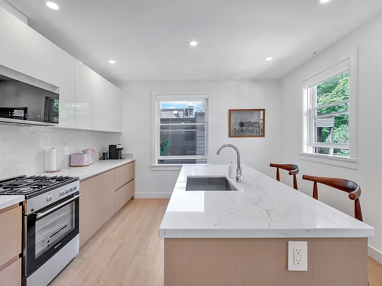 957 Nicola St #202 — Photo 9
