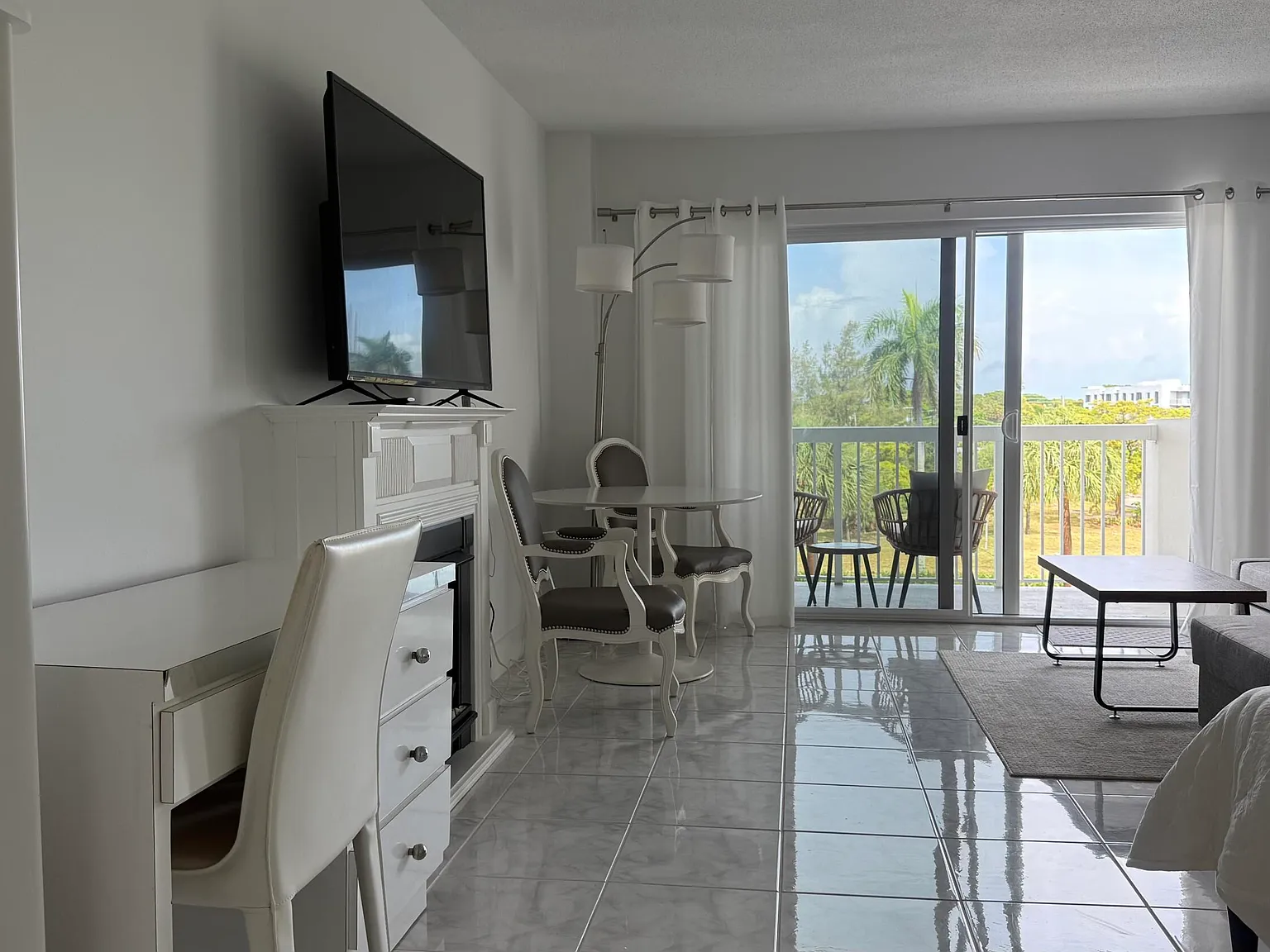 Studio, 1.0 bath, 450 sqft, $2,100 — Photo 2
