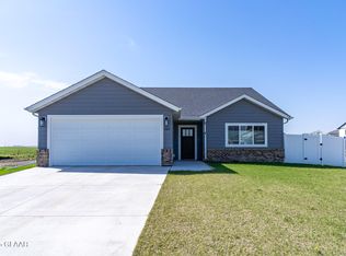 989 David Dr, Grand Forks, ND 58201