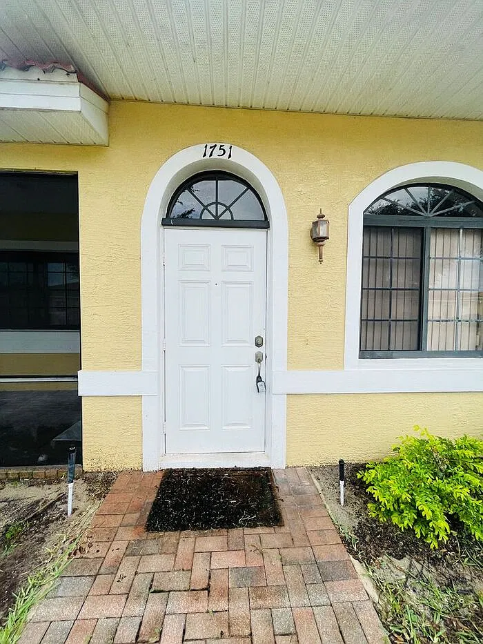 2 bed, 2.0 bath, 923 sqft, $1,395 — Photo 2
