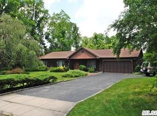 3 Foxmeadow Dr, Dix Hills, NY 11746