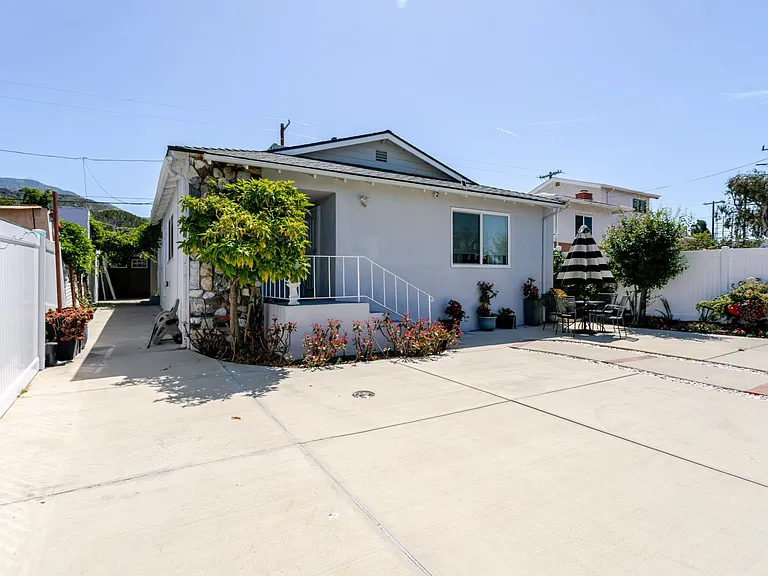 10619 Mountair Ave — Photo 2