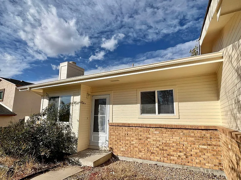 2110 Ambleside Dr — Photo 2