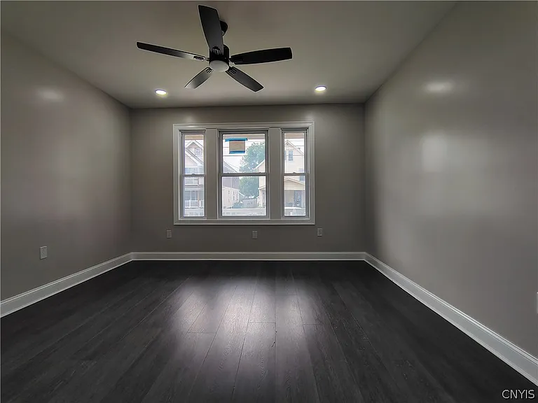 1539 Taylor Ave — Photo 11