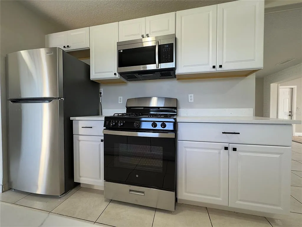 3 bed, 1.5 bath, 1782 sqft, $2,150 — Photo 2