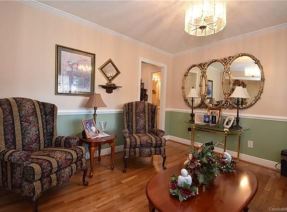 4th image of 1583 Beverly Ln