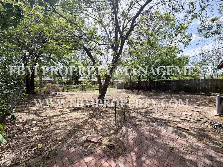 118 Brazos St — Photo 16