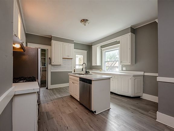 5th image of 376 Barrington St