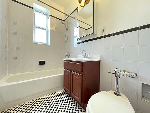 5th image of 490 Ocean Pkwy APT 11