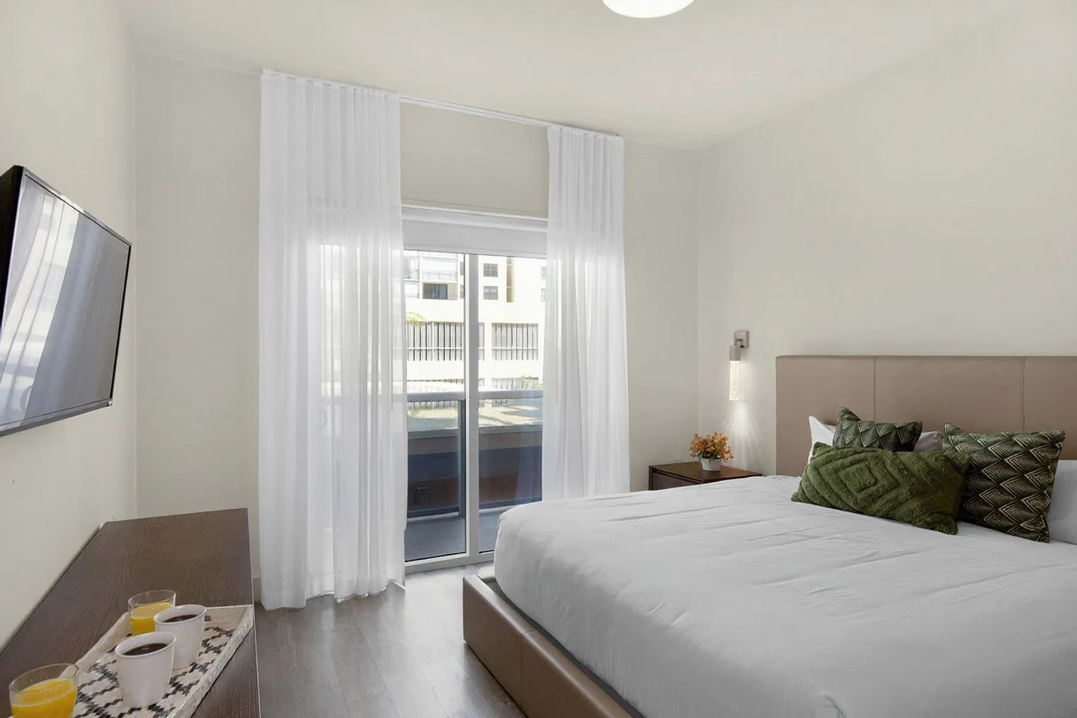 1 bed, 1.0 bath, 742 sqft, $2,477 — Photo 4