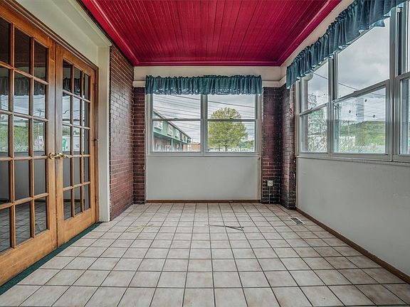 5th image of 1632 Lincoln Way