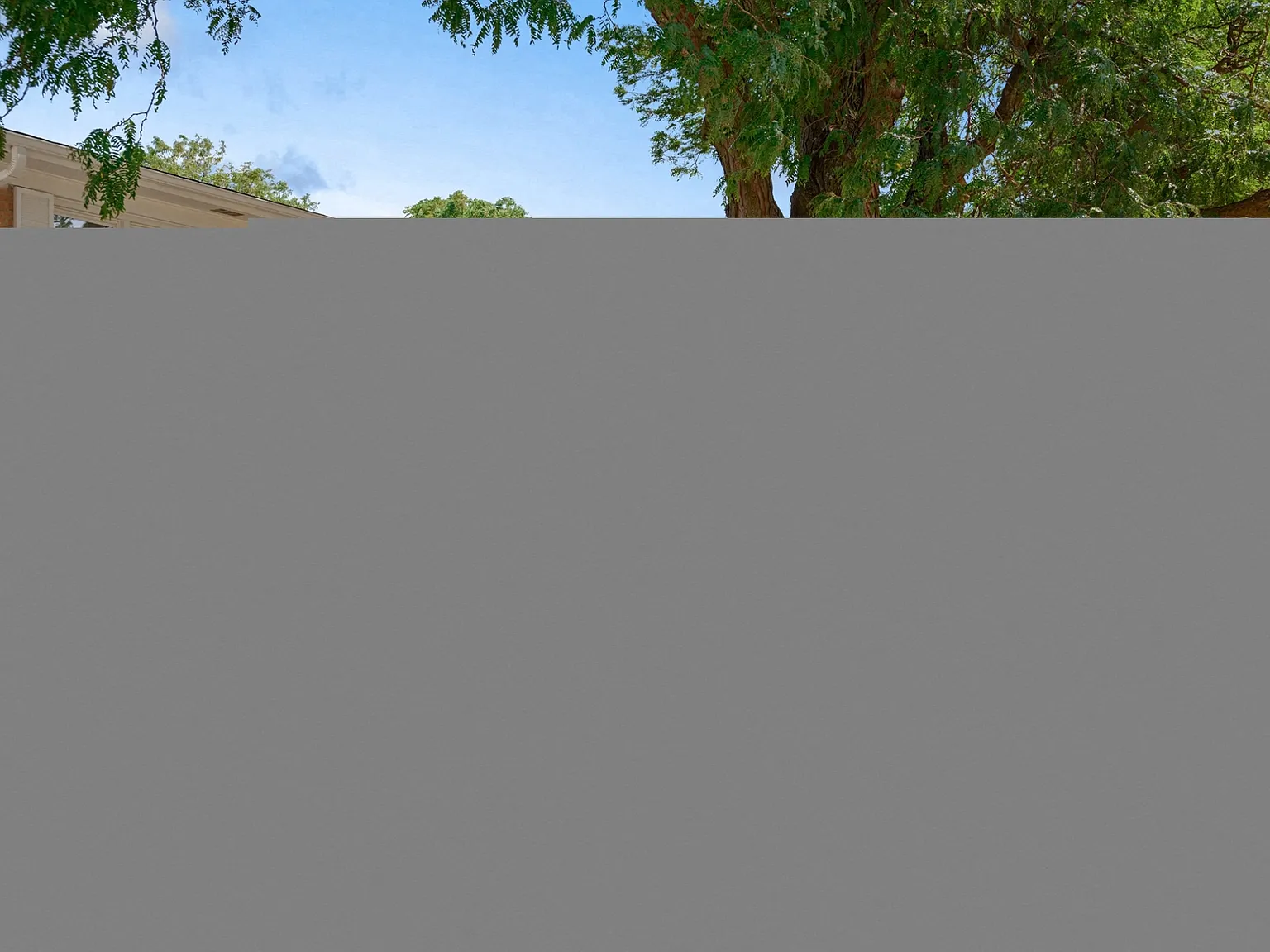 Plaza Manor — Photo 4
