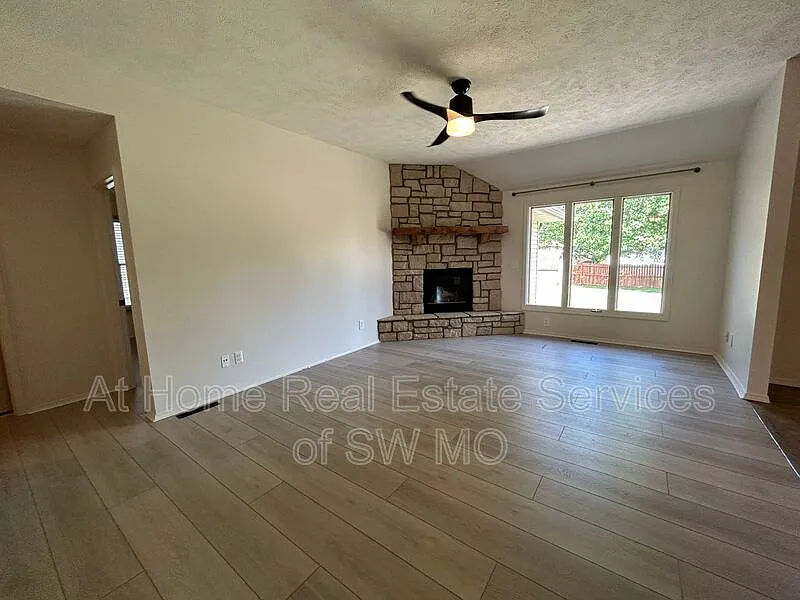 4 bed, 2.0 bath, 1700 sqft, $2,030 — Photo 2