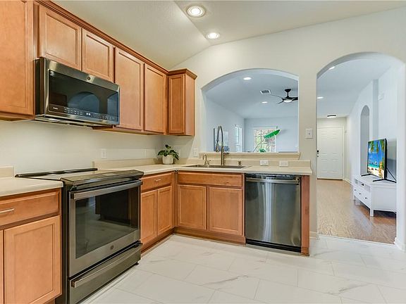 5th image of 926 Alamo Plaza Dr
