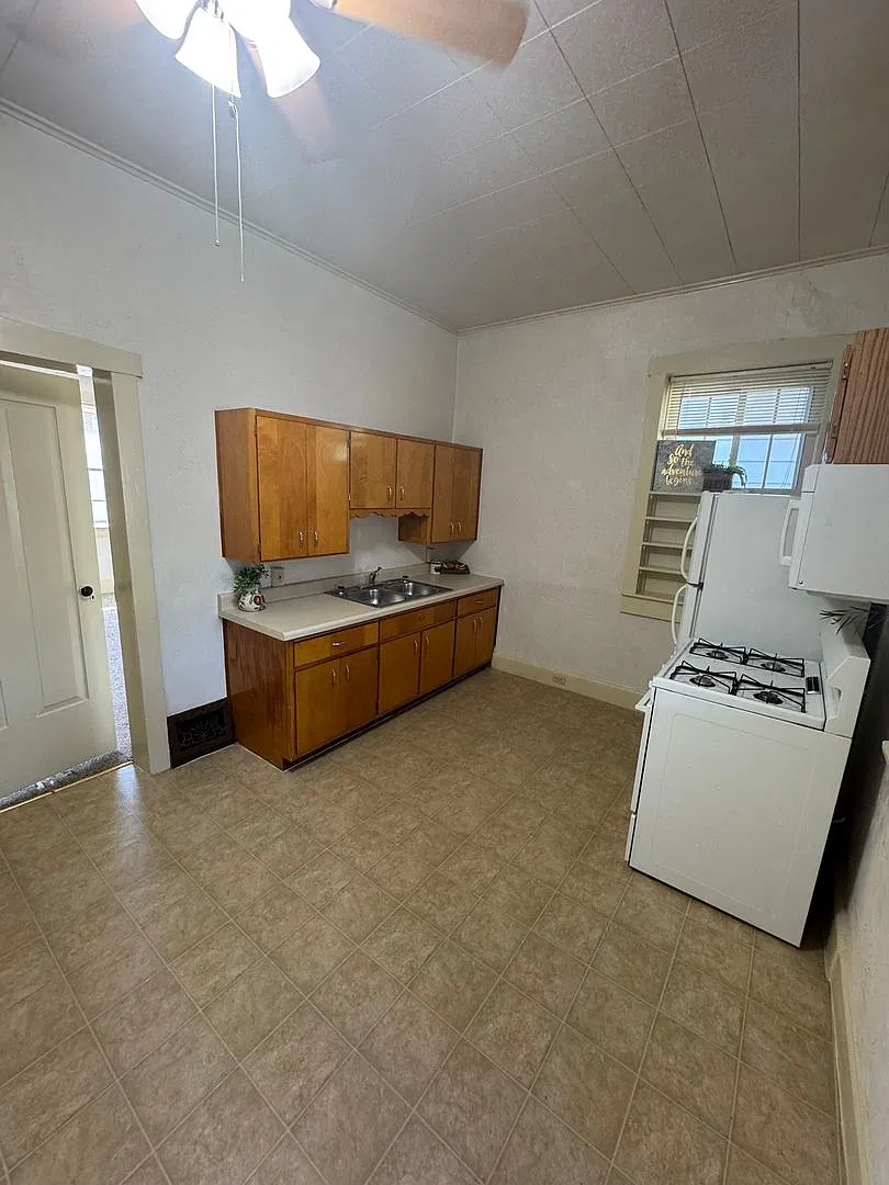 Available now 2 bed/1 bath — Photo 4