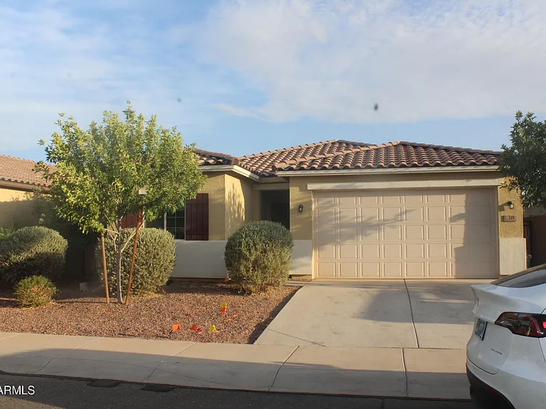 249 W Tropical Dr — Photo 2