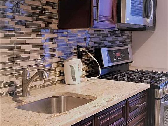 4th image of 32-22 92nd St #D301-e