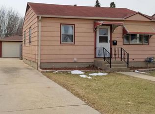823 W Eden Pl, Milwaukee, WI 53221