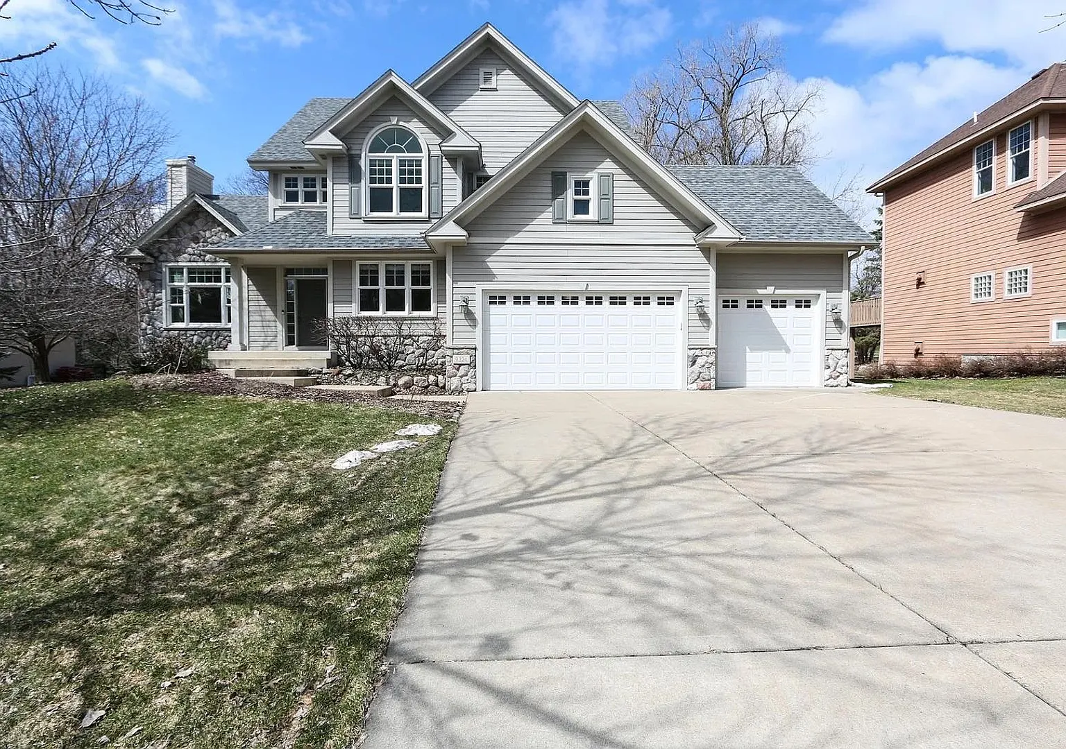 Rare 4 bed singe family super nice luxurious Eden prairie home for rent! — Photo 1