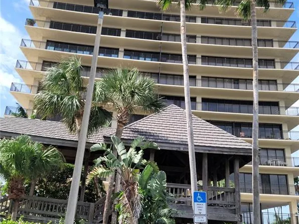 7650 Bayshore Dr APT 302, Treasure Island, FL 33706