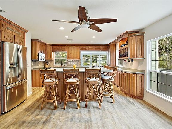 4th image of 608 N Shore Dr