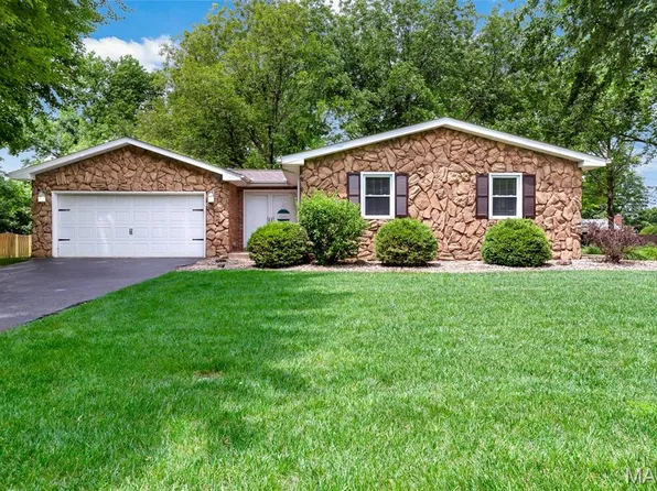 14 Matterhorn Dr, Glen Carbon, IL 62034