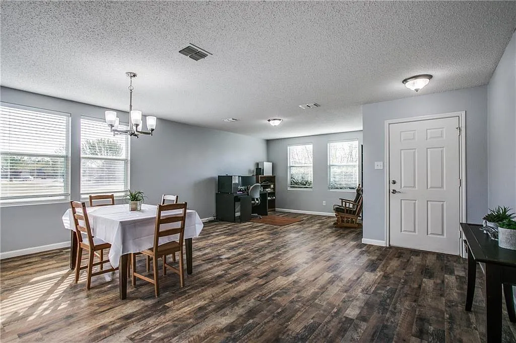 4 bed, 2703 sqft, $2,450 — Photo 4