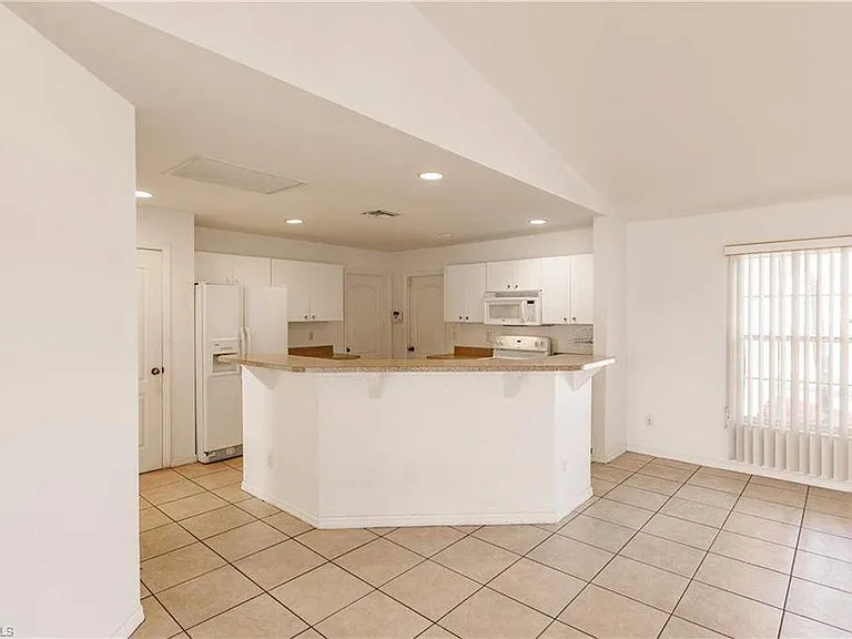 1627 NE 7th Pl — Photo 7