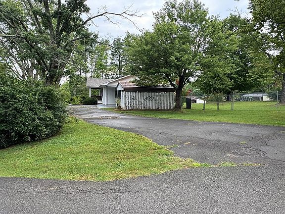 4th image of 295 Williams Cir