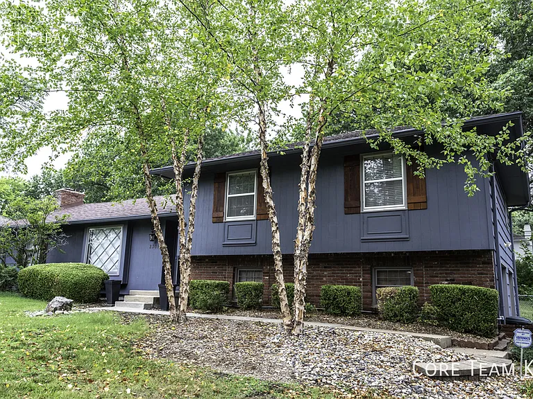 2308 W 104th St — Photo 2